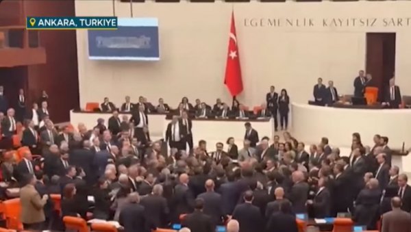 ОПШТИ ХАОС У ТУРСКОМ ПАРЛАМЕНТУ: Посланици се потукли последњег дана расправе о буџету (ВИДЕО)