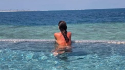 ЗАНОСНЕ ПОЗЕ: Бивша жена нашег познатог певача позира потпуно гола