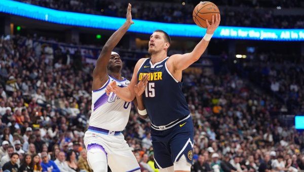 ОСВЕДОЧЕНИ СРБОМРЗАЦ ГЛЕДА И НЕ ВЕРУЈЕ! Па, шта ово опет уради Никола Јокић!?  (ВИДЕО)