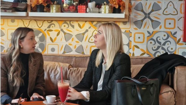 ДОК ЊЕНЕ КОЛЕГЕ РАДЕ И ГЛАСАЈУ: Кандидаткиња за ВСТ испија кафу и сок у кафићу