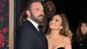 ДВА ПУТА СЕ ВЕРИЛИ, РАЗВЕЛИ, ПА САДА КУПУЈУ БОЖИЋНЕ ПОКЛОНЕ ЗАЈЕДНО: Бен Афлек и Џенифер Лопез ипак не могу једно без другог (ФОТО)