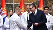 DRŽAVA ULAŽE OGROMAN NOVAC U ZDRAVSTVO: Vučić na dodeli ugovora o radu najboljim diplomcima medicinskih fakulteta i škola (VIDEO)