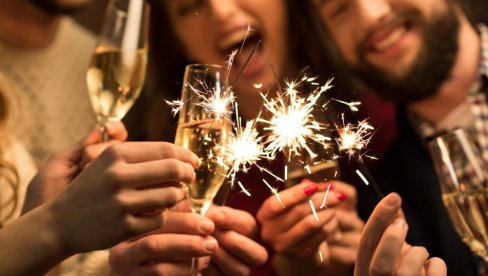 ПРИВУЦИТЕ БОГАТСТВО! Народни обичаји пред Нову годину - ево шта све треба да урадите пре него што се казаљке склопе