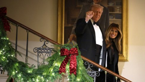 MELANIJA I DONALD OBJAVILI BOŽIĆNU FOTOGRAFIJU: Izgledaju kao da idu na sahranu
