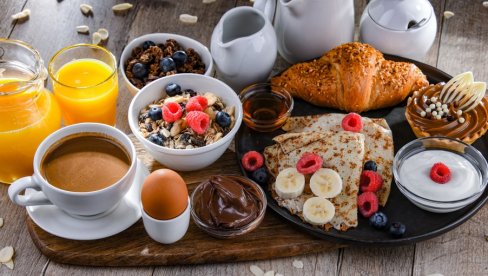 5 NAMIRNICA KOJE NE TREBA JESTI NA PRAZAN STOMAK: Mogu da izazovu nelagodnost i osilacije energije