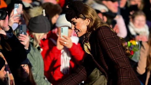 KEJT MIDLTON ZASIJALA U BOŽIĆNOM IZDANJU: Ponela kaput u boji sezone i ne skida osmeh (FOTO)