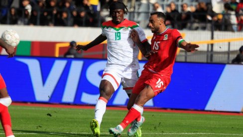 НЕВЕРОВАТНА ПРИЧА СА АФРИЧКОГ КУПА: Слеп на једно око, а посао херој Буркине Фасо (ФОТО)