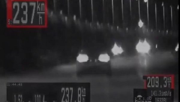 ПОГЛЕДАЈТЕ КАКО ПРЕСРЕТАЧ ЈУРИ ЗА БАХАТИМ ВОЗАЧЕМ: Кроз Земун лети са 240 на сат, мења траке и убрзава (ВИДЕО)