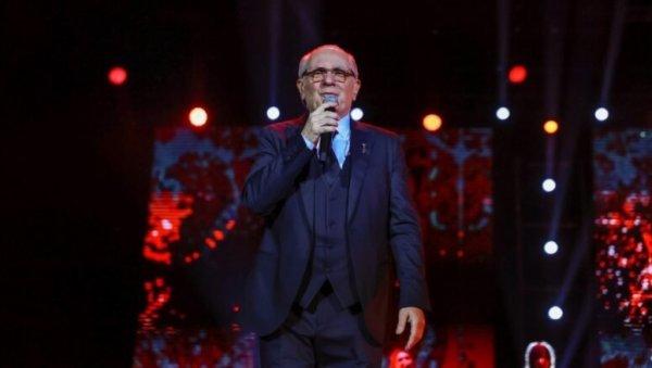 СПЕКТАКУЛАРНА ЗАВРШНИЦА: Жељко Самарџић три пута запевао у Сава центру, публика одушевљена (ФОТО)