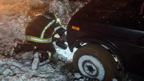 ПОРОДИЦА ОСТАЛА ЗАВЕЈАНА У КОЛИМА У КЛАДОВУ: Спасилачка екипа одмах реаговала (ФОТО)