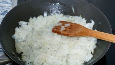 КАКО ПРОФЕСИОНАЛНИ КУВАРИ ДИНСТАЈУ ЛУК? Додају два свима позната састојка