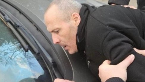 ПРВА СЛИКА УХАПШЕНОГ НАПАДАЧА СА НОВОГ БЕОГРАДА: Полицајци га ухватили у Раковици, терети се за Тешко убиство у покушају