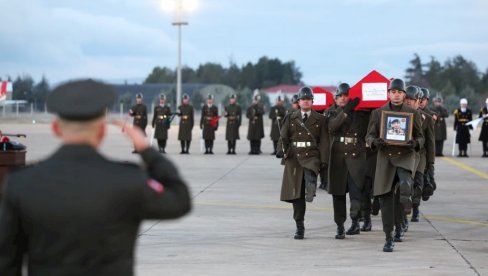 ODRŽANA CEREMONIJA OPROŠTAJA OD LIBIJSKOG GENERALA: Stotine ljudi oprostilo se od komandanta stradalog u avionskoj nesereći