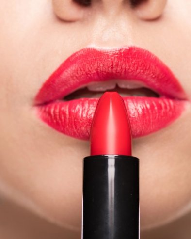 ТРИК ШМИНКЕРА СА КАРМИНОМ ЋЕ УЧИНИТИ ДА ТРАЈЕ ЦЕО ДАН: Додајте два корака пре наношења и видећете разлику