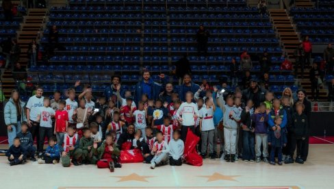 OSMESI NA TRIBINAMA: Fondacija Meridian i KK Crvena zvezda obradovali najmlađe