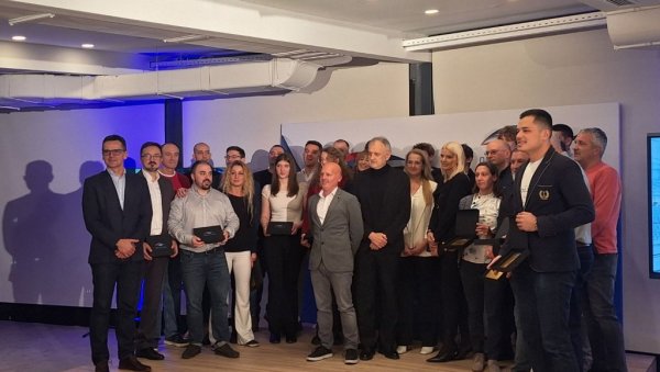 ПЛИВАЧКИ САВЕЗ СРБИЈЕ НАГРАДИО НАЈБОЉЕ! Сјајна година за српско пливање, а дирљиво је и испраћена (ФОТО)