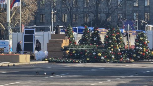 BOŽIĆNO SELO ISPRED NARODNE SKUPŠTINE: Počelo postavljanje objekata - stigle i jelke (FOTO)
