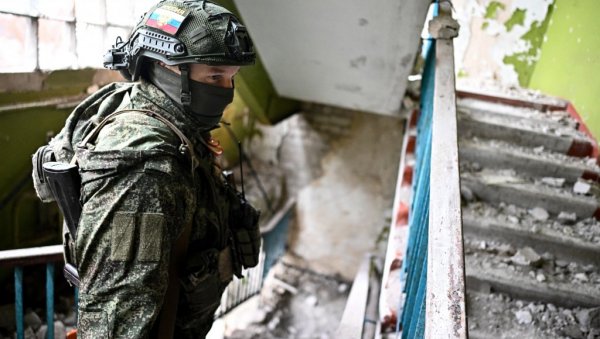 РУСИ СТИГЛИ НА 20 КИЛОМЕТАРА ОД СУМИЈА: Тотална паника у украјинској војсци, Зеленски у никад већем проблему