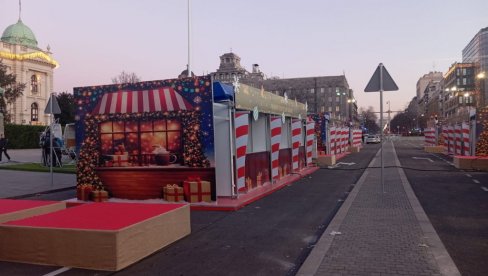 ШАТОРЕ ИСПРЕД НАРОДНЕ СКУПШТИНЕ ЗАМЕНИЛИ УКРАСНИ ШТАНДОВИ И ЈЕЛКЕ: Постављено Божићно село, како је најавио председник Вучић