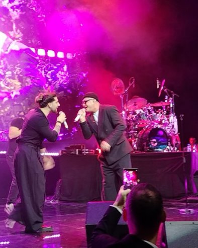 ЈУЖЊАЦИ НА СЦЕНИ: Принц од Врање први специјални гост на концерту Тропико бенда (ФОТО)