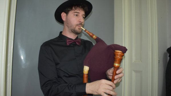 И ЦУРА, И СНАША ЖЕЛЕ ЗА ГАЈДАША: Милорад ДОбросављев (42) из Мокрина, самоуки чувар традиције свирања старог банатског инструмента