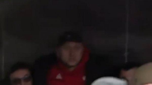 КНЕЖЕВИЋ ОДБИО ДА ИЗАЂЕ ИЗ  ВОЗИЛА ДОК НЕ ОСЛОБОДЕ ПРИВЕДЕНЕ:  Репресија у Ботуну је последица висококоруптивног уговора