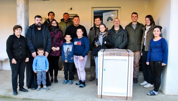 ВОЛОНТЕРИ ИЗ ФРАНЦУСКЕ СТИГЛИ НА КОСОВО И МЕТОХИЈУ: Почео је 56. хуманитарни божићни конвој (ФОТО)