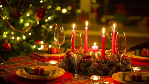 TRENDOVI DEKORISANJA TRPEZE ZA DOČEK 2026. GODINE: Tradicija u novom ruhu