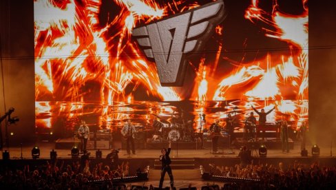 ПЕТ ДЕЦЕНИЈА ЉУБАВИ: Парни ваљак у 2026. са фановима у српској престоници (ФОТО)