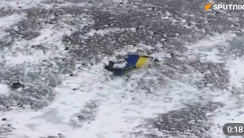 НЕОБИЧАН СНИМАК СА ПРВЕ ЛИНИЈЕ ФРОНТА: Погледајте неуспеле покушаје Кијева да уз помоћ дронова постави украјинску заставу (ВИДЕО)