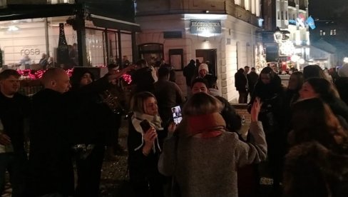 NARODNO VESELJE: Beograđani slave doček Nove 2026. u Skadarliji (FOTO/VIDEO)