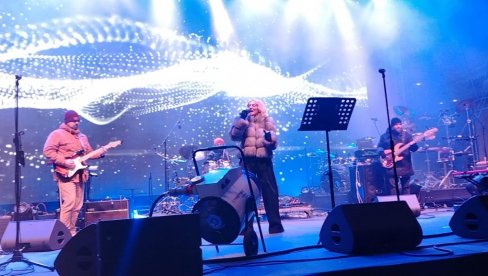 SREĆO NEČIJA: Goca Tržan baladom počela koncert na Sava promenadi u Beogradu na vodi (VIDEO)