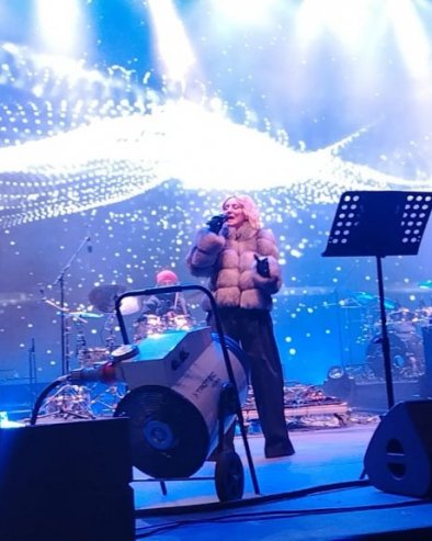 СРЕЋО НЕЧИЈА: Гоца Тржан баладом почела концерт на Сава променади у Београду на води (ВИДЕО)