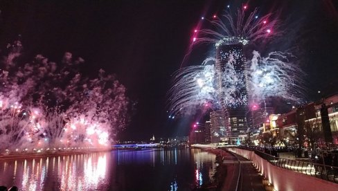 NOVA 2026: Spektakularni petnaestominutni vatromet u Beogradu na vodi (FOTO)