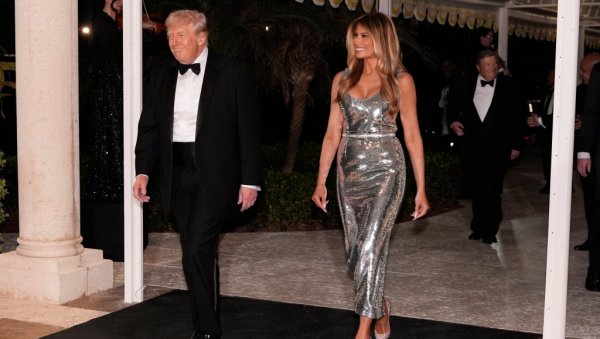 МЕЛАНИЈА УКРАЛА СВЕ ПОГЛЕДЕ НА ДОЧЕКУ НОВЕ ГОДИНЕ: Трампу друштво правио овај светски лидер
