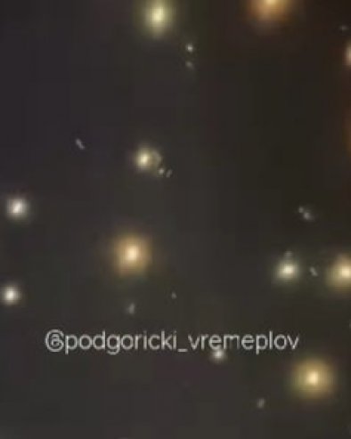 ПАЛО НА ДЕСЕТИНЕ ДРОНОВА У БУДВИ: Људи гледали у неверици (ВИДЕО)