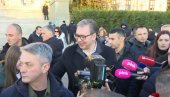 PREDSEDNIK SA GRAĐANIMA: Vučić na novogodišnjem bazaru ispred Skupštine (VIDEO)
