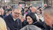 PREDSEDNIK SA GRAĐANIMA: Vučić na novogodišnjem bazaru ispred Skupštine (VIDEO)