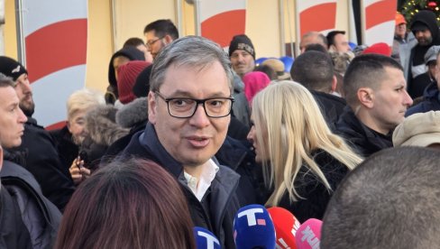 PREDSEDNIK SA GRAĐANIMA: Vučić na novogodišnjem bazaru ispred Skupštine (VIDEO)