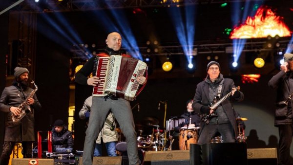 НОВОГОДИШЊЕ ЖУРКЕ: Александар Аца Софронијевић и његов оркестар након Котора наступили на Златибору за дочек Нове године (ФОТО)