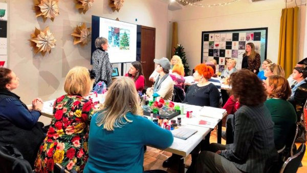 НОВОГОДИШЊА РАДИОНИЦА ИНСТИТУТА ЗА КРЕАТИВНО ПРЕДУЗЕТНИШТВО И ИНОВАЦИЈЕ СА СЕДИШТЕМ У ПАРАЋИНУ   Магија стаклених украса за јелке