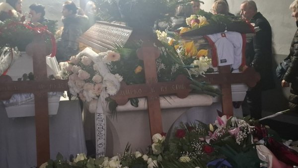 КОД СПОМЕНИКА ЛОВЋЕНСКА ВИЛА, ОДАТА ПОЧАСТ СТРАДАЛИМА У ДВА ЗЛОЧИНА НА ЦЕТИЊУ   Невине убијених 23 заслужује споменик