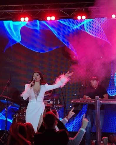 МУЗИКА И ПЕСМА У 2026: Тања Савић направила дар-мар на репризи Нове године, а имала и специјалног госта (ФОТО)