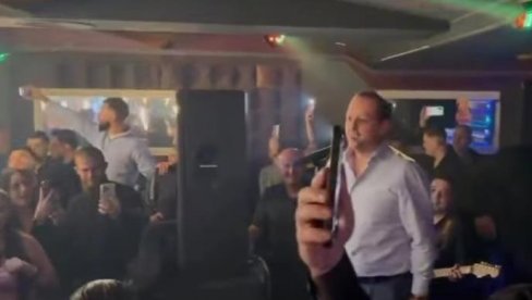 BEČ NA NOGAMA: Emir Habibović na reprizi dočeka 2026. pokazao zašto je najtraženiji pevač na terenu (FOTO)