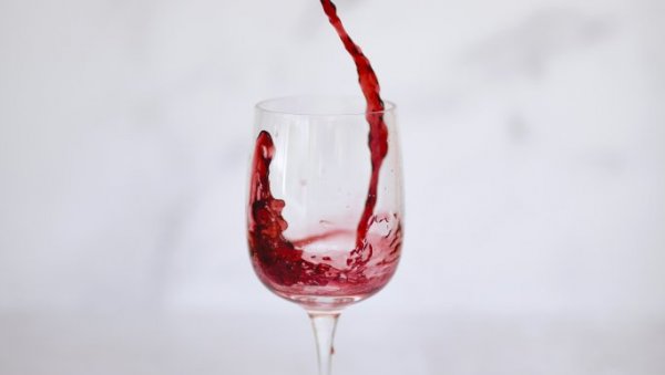 НЕ БАЦАЈТЕ СТОЛЊАК АКО СТЕ ПРОСУЛИ ЦРНО ВИНО: Ова два састојка скидају све флеке