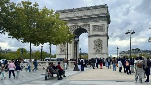 ПАЉЕВИНОМ И ВАТРОМЕТОМ У НОВУ: Славље и нереди у Француској током најлуђе ноћи