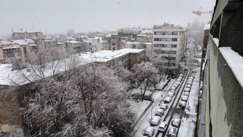 МУП ПОСЛАО ХИТНО СМС УПОЗОРЕЊЕ ГРАЂАНИМА: Судар кише, снега и леда, време је опасно - Останите код куће (ФОТО)