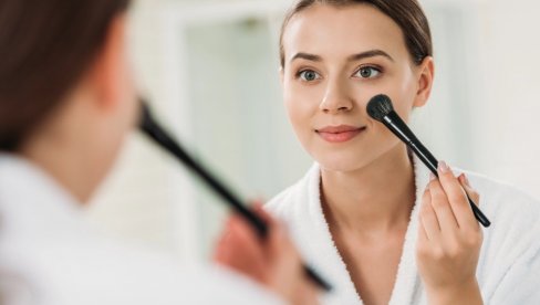 TRIK ŠMINKERA KOJI BRIŠE UMOR SA LICA: Sve što vam treba je jedan proizvod