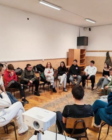 СНАГА ВРШЊАЧКЕ ПОДРШКЕ: Превентивни програми Пријатељи у фокусу за средњошколце на Звездари