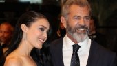 RASKINULI NAKON DEVET GODINA ZABAVLJANJA: Mel Gibson i 34 godine mlađa lepotica potvrdili kraj!